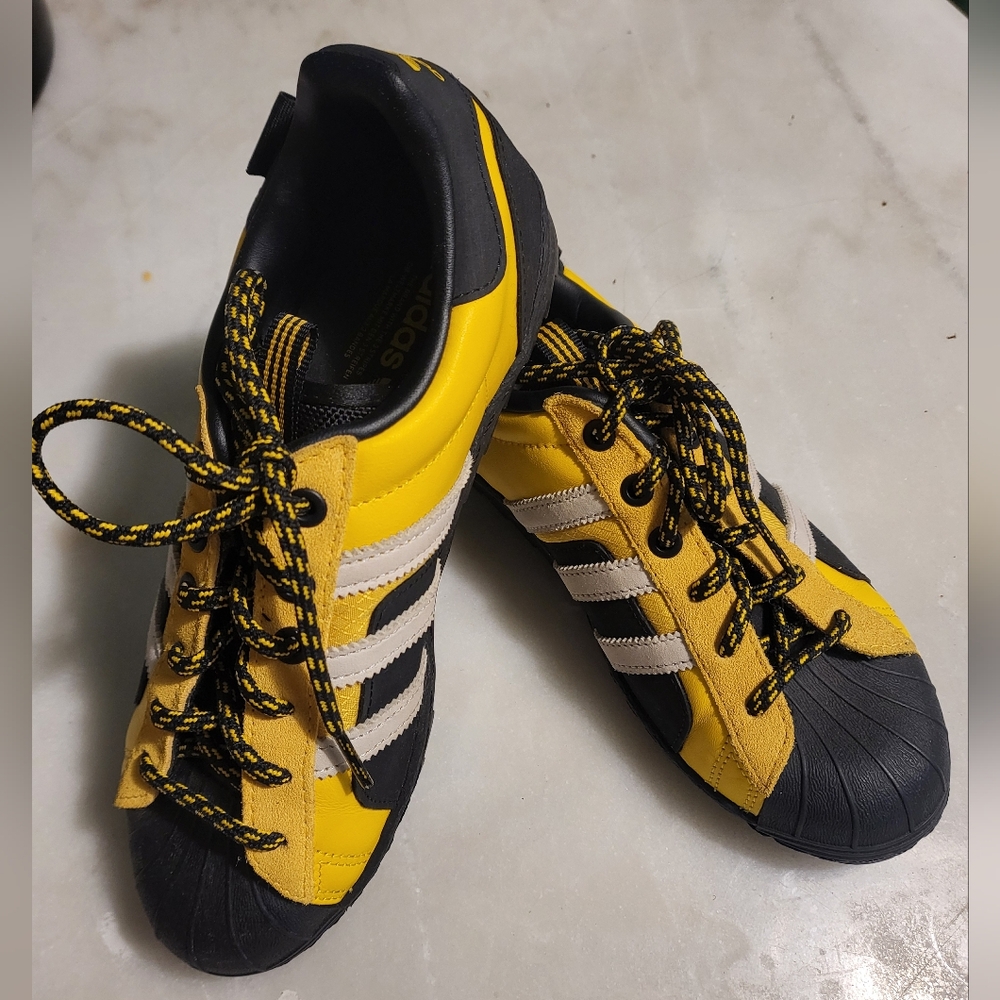 Adidas M 6/ W 7.5 Super Adventure winterized core aluminum sneakers
